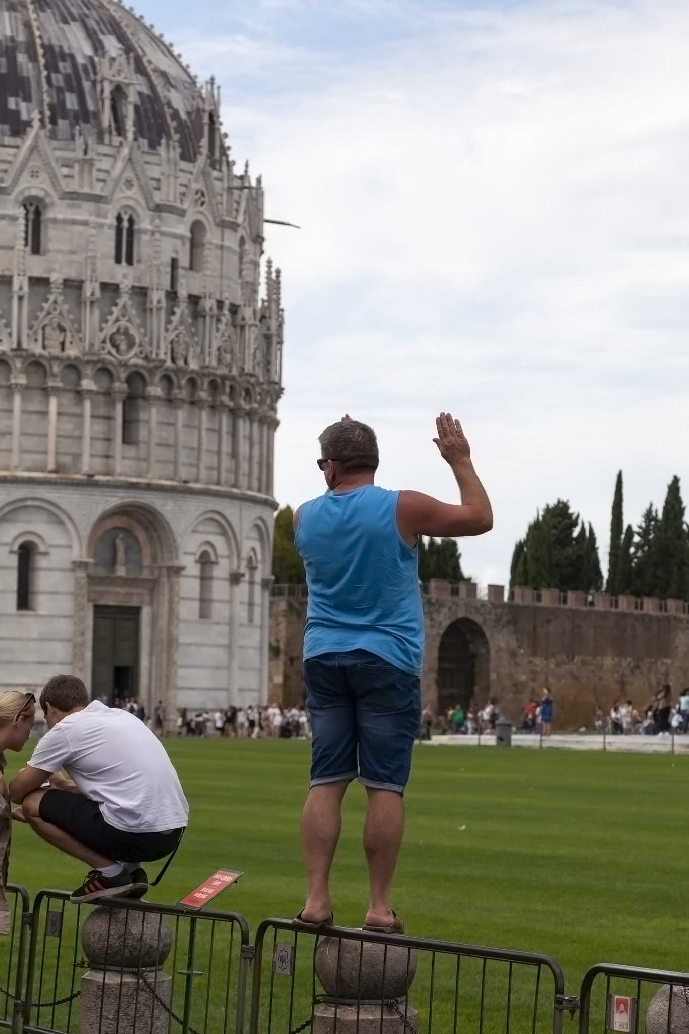 We Love Pisa. The 12 Most Awesome Pictures Of Tourists Posing At The Leaning  Tower Of Pisa – BoredBug | In viaggio, Foto, Italia